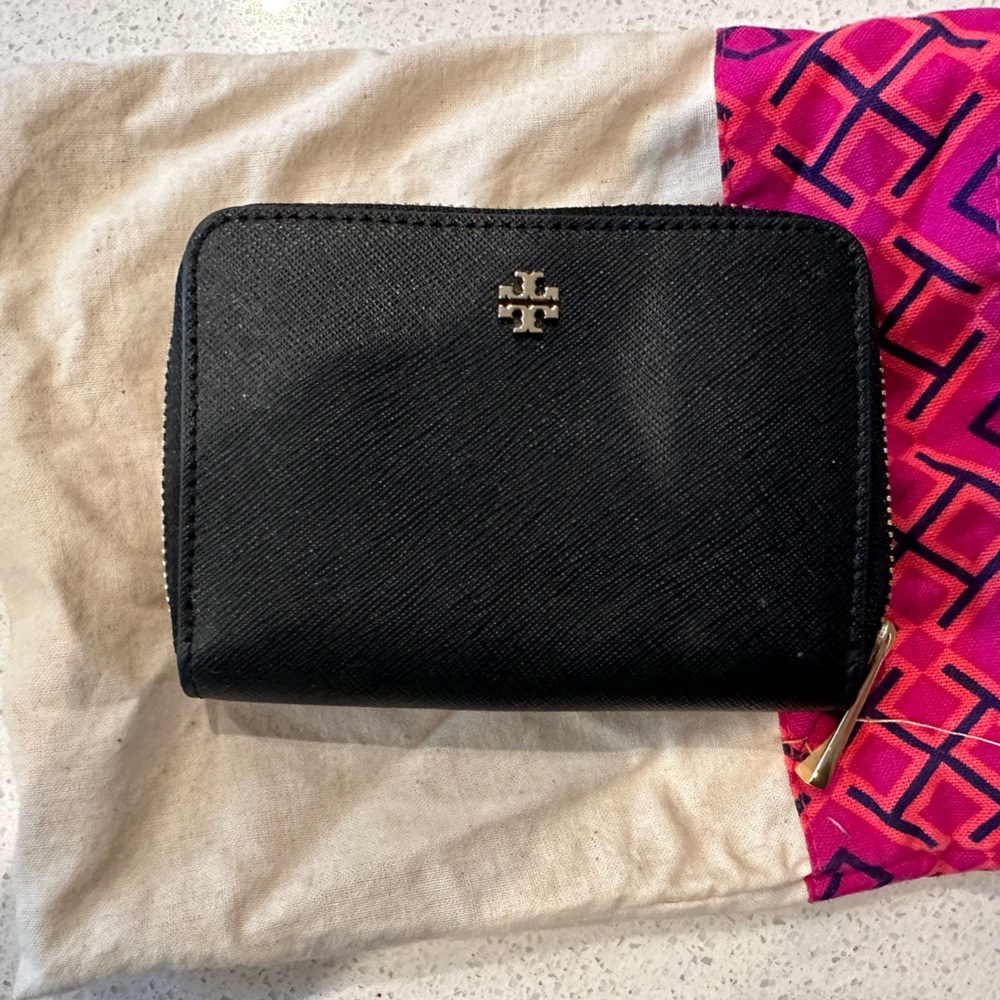 Torrie Burch, leather small wallet black